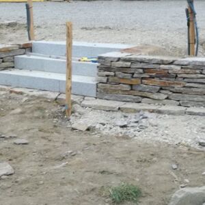 Natursteinmauer_und_Mahkante_Gneis_mit_Blockstufen_Granit_in_Arbeit1.jpg